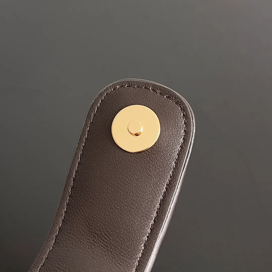 Batch 1880BOTTEGA VENETA BOTTEGA LAUREN 1980 small clutch bag is new! The small size that many people squat on is finally here. The self-adjustable zipper is a highlight of this bag. After being removed, it can be used as a handbag for important occasions. One bag unlocks two carrying methods at the same time. It is practical and has a unique sense of structure and beautiful lines. It is more elegant than a small cloud. It is a tribute to the classics and the pursuit of modernity. Style number: 804038 Size: 27*15*8cm